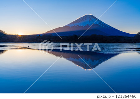 (山梨県)精進湖から望む、日の出と富士山 (山梨県)精進湖から望む、日の出と富士山 121864460