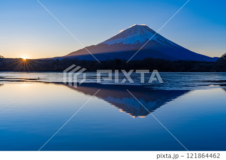 （山梨県）精進湖から望む、日の出と富士山 121864462