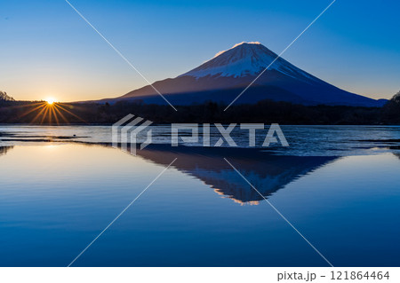 (山梨県)精進湖から望む、日の出と富士山 (山梨県)精進湖から望む、日の出と富士山 121864464
