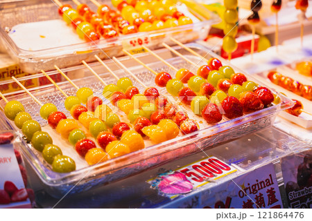 ソウル 明洞の屋台スイーツ タンフル(フルーツ飴) ソウル 明洞の屋台スイーツ タンフル(フルーツ飴) 121864476