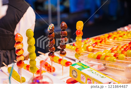 ソウル 明洞の屋台スイーツ タンフル(フルーツ飴) ソウル 明洞の屋台スイーツ タンフル(フルーツ飴) 121864487