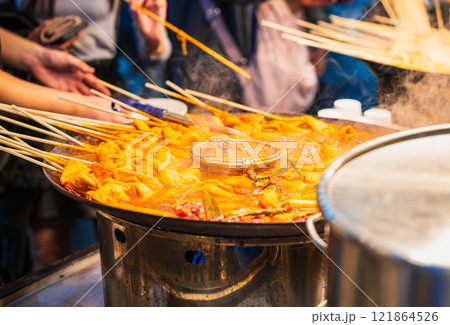 ソウル　明洞の屋台グルメ　おでん 121864526