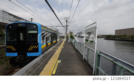 JR鶴見線の新芝浦駅ホームと鶴見線の電車 JR鶴見線の新芝浦駅ホームと鶴見線の電車 121864527