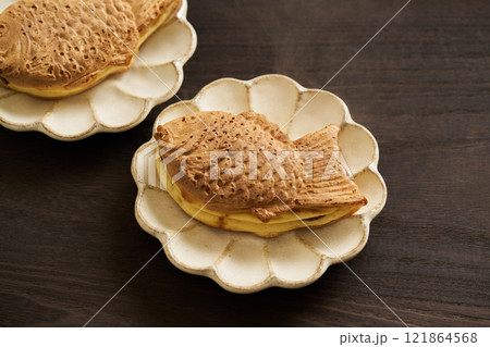 温かい鯛焼き 121864568