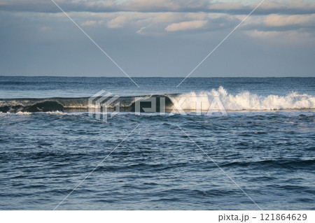 砕ける波 水平線1 121864629