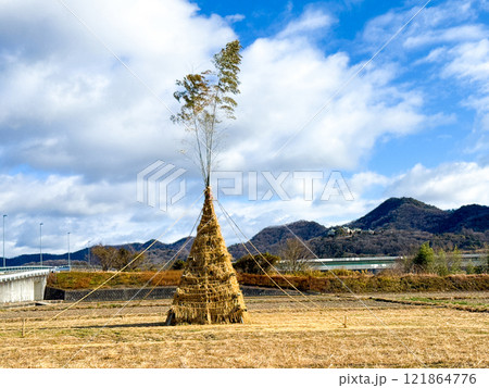 冬の伝統行事 とんど祭りで無病息災 冬の伝統行事 とんど祭りで無病息災 121864776