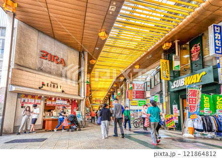東京都大田区の都市風景　蒲田駅前の商店街 121864812