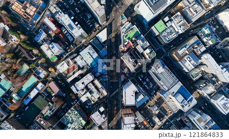 現代都市のドローン空撮 現代都市のドローン空撮 121864833