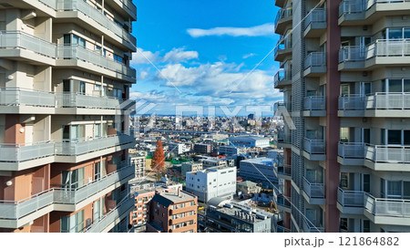 現代都市のドローン空撮 121864882