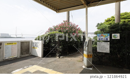 JR鶴見線の海芝浦駅に直結している海芝公園の入り口（横浜市鶴見区） 121864921