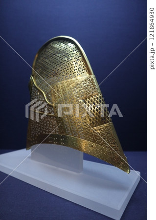 韓国慶州、大陵苑天馬塚の金冠 121864930