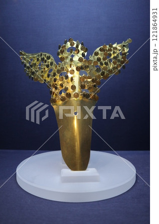 韓国慶州、大陵苑天馬塚の黄金装飾 121864931