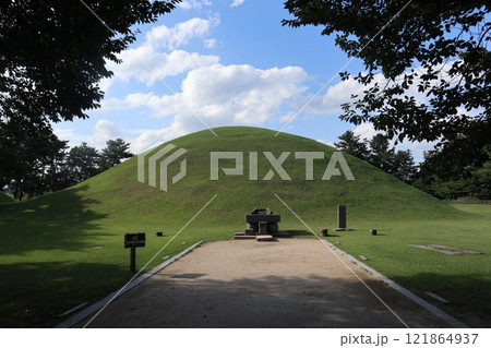 韓国慶州、大陵苑の味雛王陵 韓国慶州、大陵苑の味雛王陵 121864937