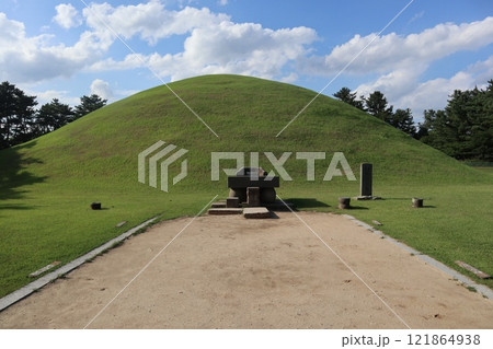 韓国慶州、大陵苑の味雛王陵 121864938