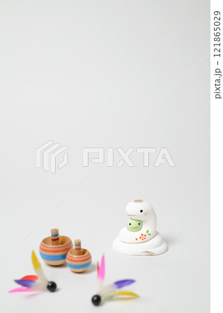 可愛いヘビの置物　東洋の年始に飾る縁起物 121865029