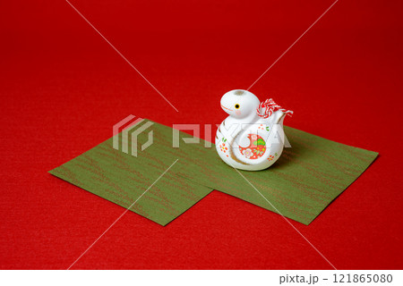 可愛いヘビの置物　東洋の年始に飾る縁起物 121865080
