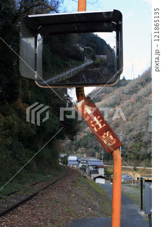 ローカル線の線路とカーブミラー 121865135