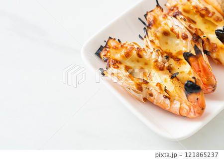 grilled river prawns or shrimps with cheese 121865237