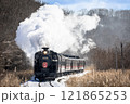 雪景色の中を走る蒸気機関車 121865253