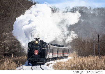 雪景色の中を走る蒸気機関車 雪景色の中を走る蒸気機関車 121865253