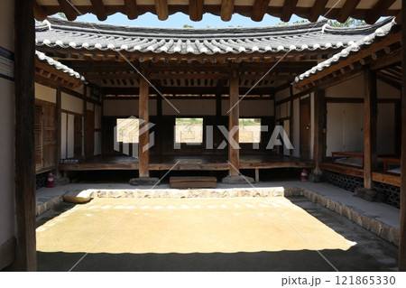 韓国慶州、良洞村の邸宅中庭 韓国慶州、良洞村の邸宅中庭 121865330