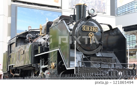 東京港区JR新橋駅のC11形蒸気機関車  121865494
