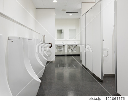 施設内トイレ　日本の公衆トイレ 121865576