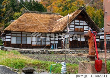 茅葺屋根と消火栓 121865611