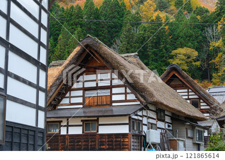 中門造りの白壁 中門造りの白壁 121865614