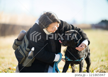 仲良しの大型犬と飼い主 121865947