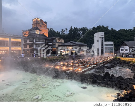 草津温泉のライトアップされた湯畑 121865950