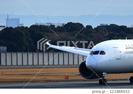 大阪国際空港　JAL　飛行機　着陸態勢 121866032