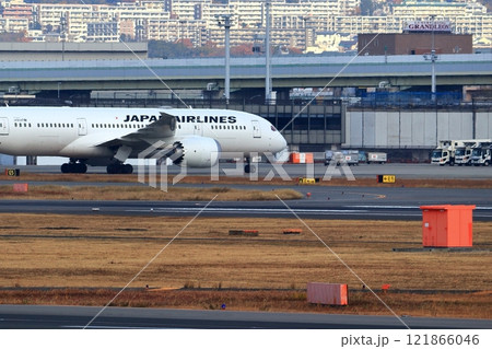 大阪国際空港 JAL 飛行機 着陸態勢 大阪国際空港 JAL 飛行機 着陸態勢 121866046