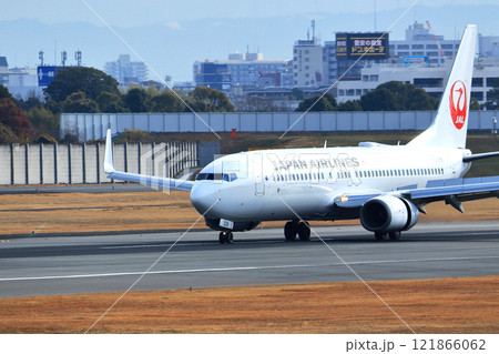 大阪国際空港　JAL　飛行機　着陸態勢 121866062
