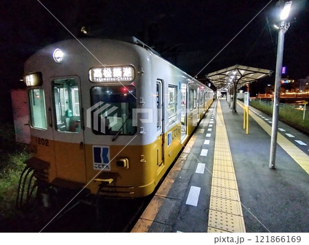 夜の琴電琴平駅に停車する高松琴平電気鉄道1200形電車（1201） 121866169