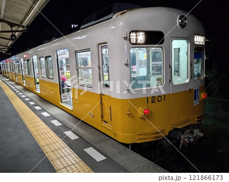 夜の琴電琴平駅に停車する高松琴平電気鉄道1200形電車（1201） 121866173