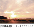 夕暮れの踏切 121866228