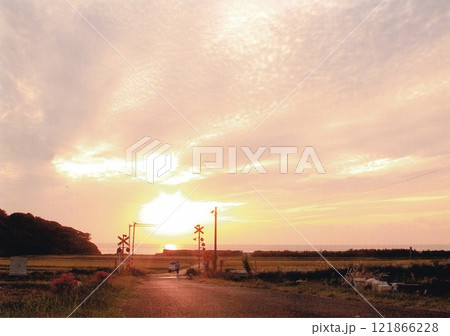 夕暮れの踏切 121866228