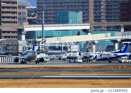 大阪国際空港 ANA ボンバルディア DHC8-Q400 プロペラ機 離陸態勢 スカイパーク 大阪国際空港 ANA ボンバルディア DHC8-Q400 プロペラ機 離陸態勢 スカイパーク 121866402