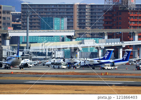 大阪国際空港　ANA　ボンバルディア　DHC8-Q400 プロペラ機　離陸態勢　スカイパーク 121866403