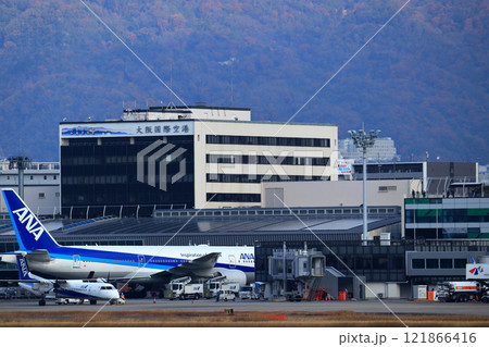 大阪国際空港　ANA　飛行機　離陸態勢　スカイパーク 121866416