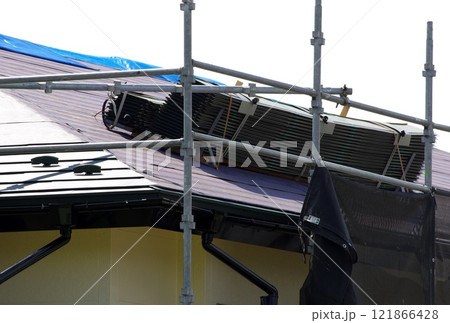 スレート屋根のカバー工事現場の様子 121866428