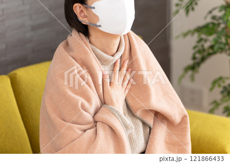 胸を押さえて苦しむミドル〜シニア女性 胸を押さえて苦しむミドル〜シニア女性 121866433