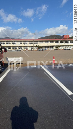 小学校の風景　思い出の景色 121866459