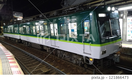 夜の膳所駅に入線した京阪電鉄601 121866473