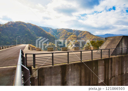 ダム湖と里山の秋 121866503