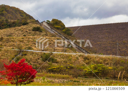 ダム湖と里山の秋 121866509