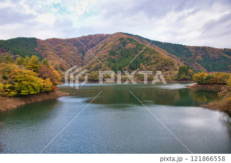 ダム湖と里山の秋 ダム湖と里山の秋 121866558