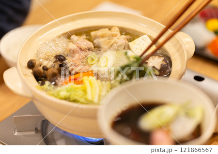 鶏の水炊き鍋を食べる手元 鶏の水炊き鍋を食べる手元 121866567