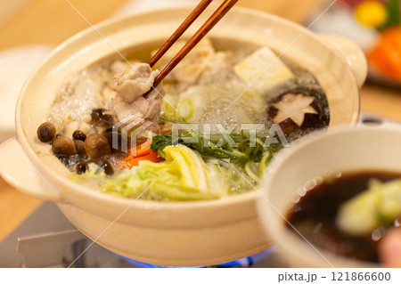 鶏の水炊き鍋を食べる手元 鶏の水炊き鍋を食べる手元 121866600